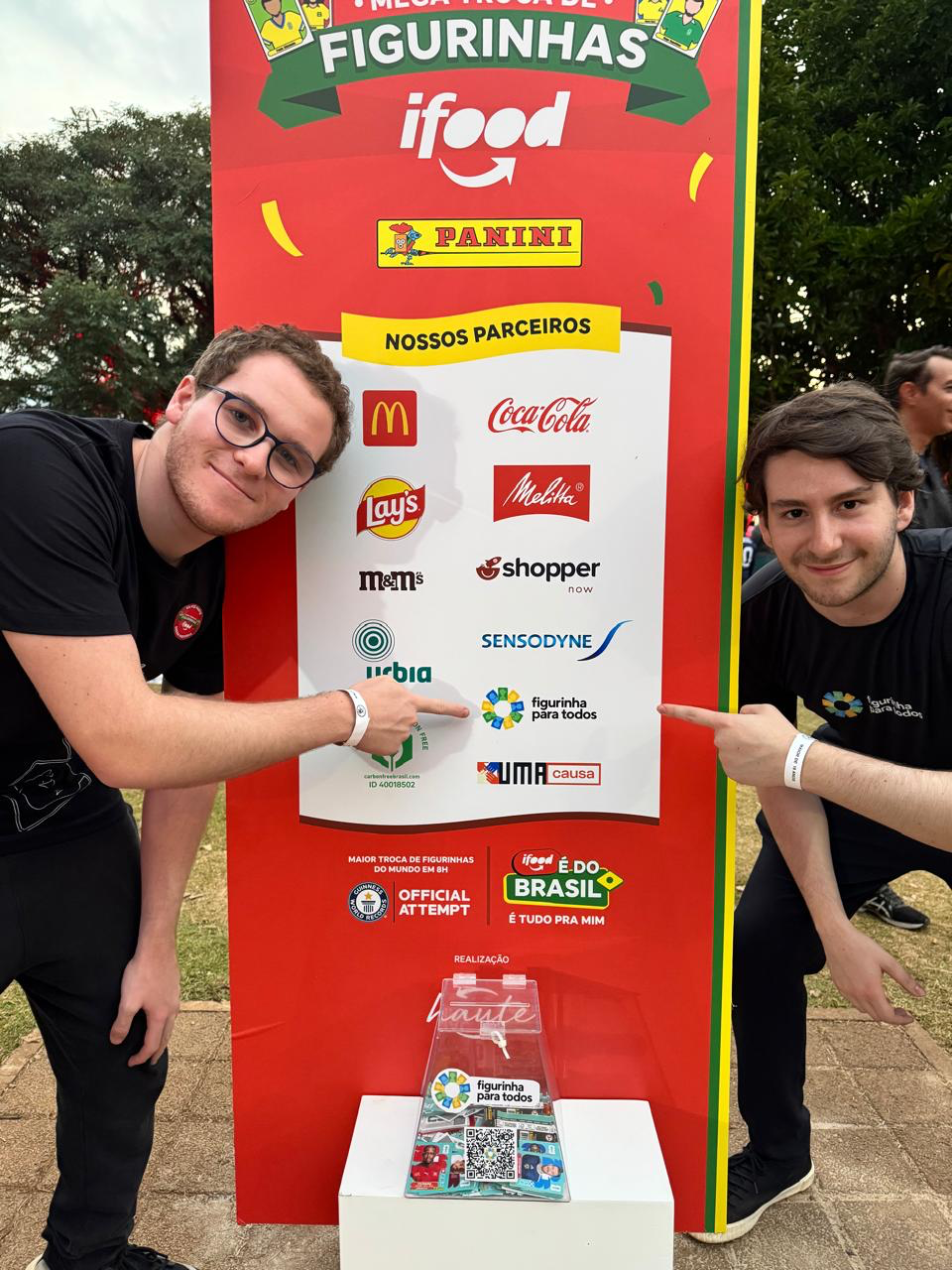 Estudantes da FGV e ESPM transformam paixão por figurinhas da Copa em projeto social para apoiar crianças em situação de vulnerabilidade