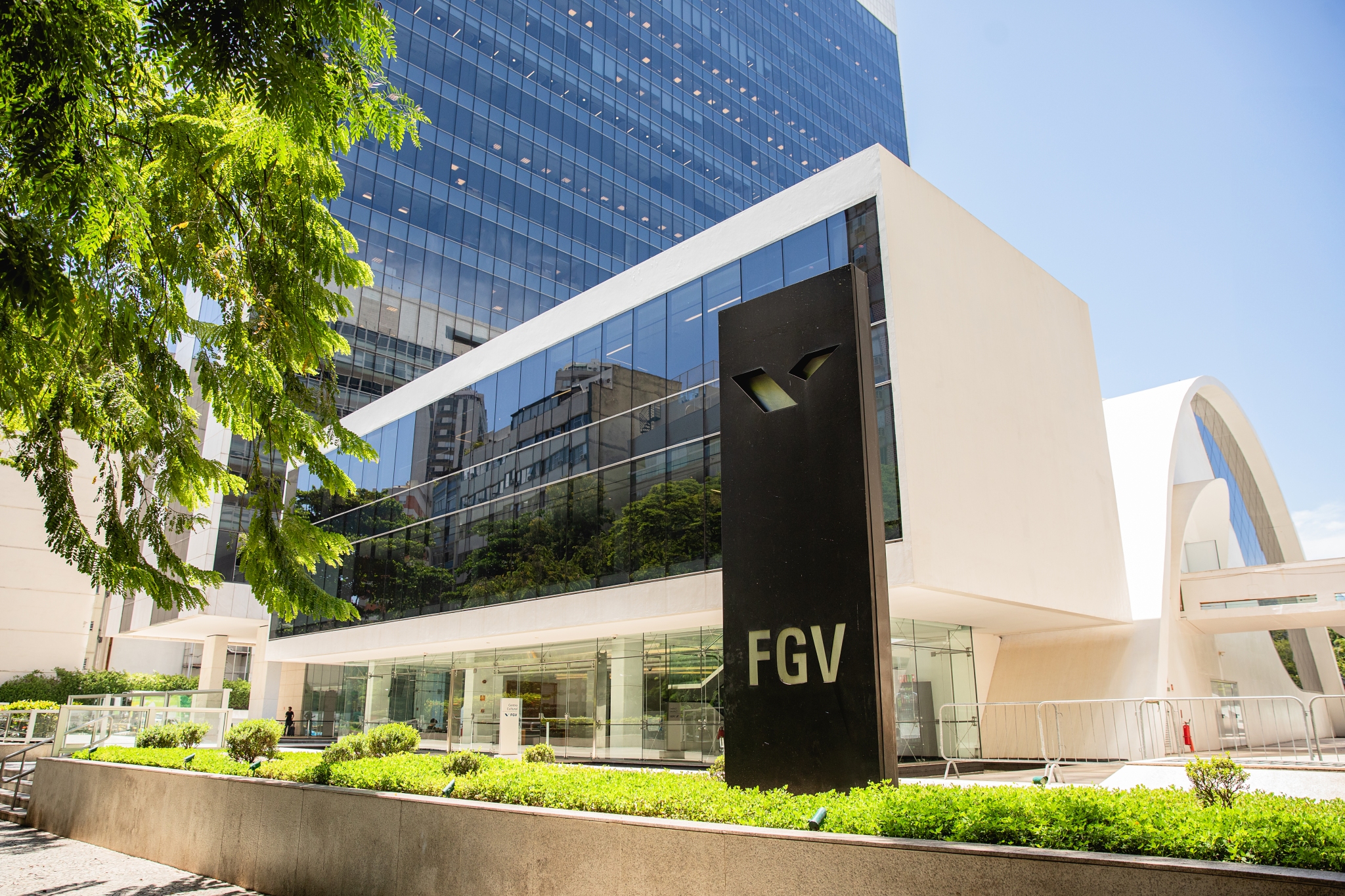 FGV disponibiliza cursos online e gratuitos de saúde mental, inteligência emocional, carreira e liderança para estudantes e profissionais
